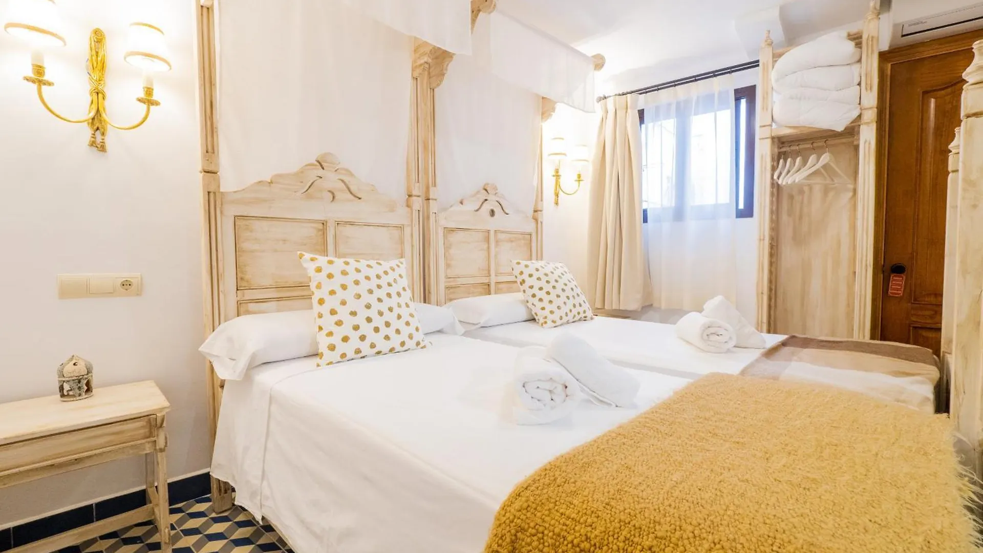 Cubo'S Hostal La Plaza Family With Breakfast Tolox Spain